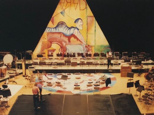 Décor de scène dans les tons jaunes pour "Parade" de Satie et "Les forains" de Sauguet, réalisé par le peintre Bernard Delaunay et ses élèves de l'École des Beaux-arts de Basse Normandie, 1990